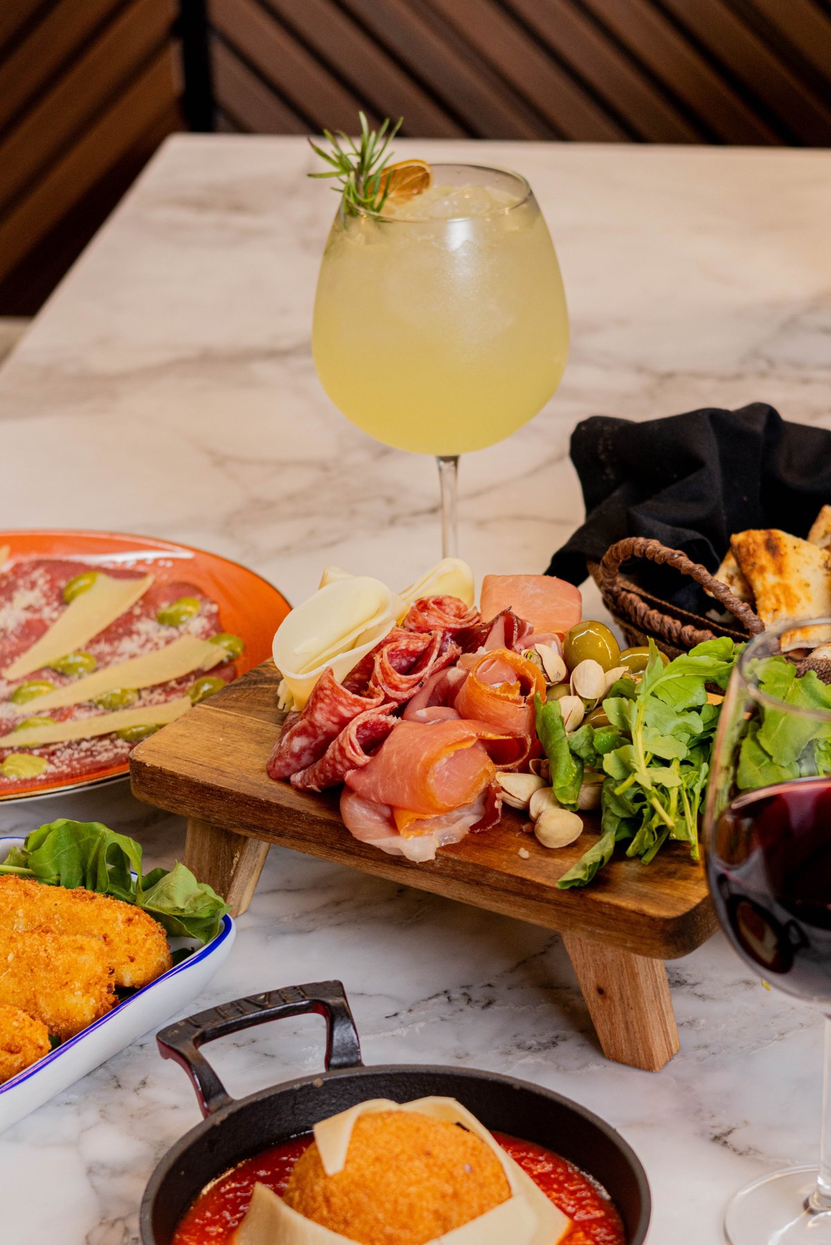 Tabla de snacks y cócteles en Vero Caffè Bar