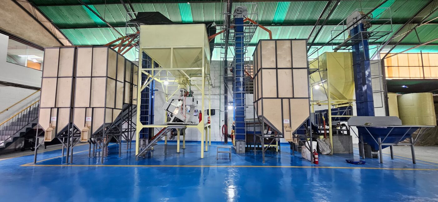 Nave de silos y equipos de beneficio en la planta de Inversiones Divina Pastora